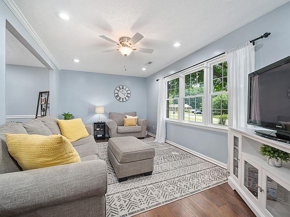 5th image of 1706 Danbury Dr