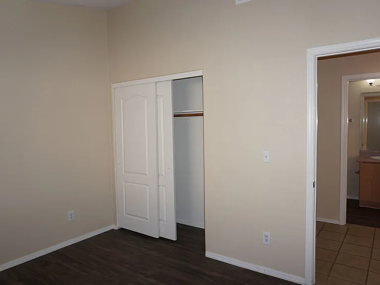 2201 S Saint Suzanne Dr — Photo 26
