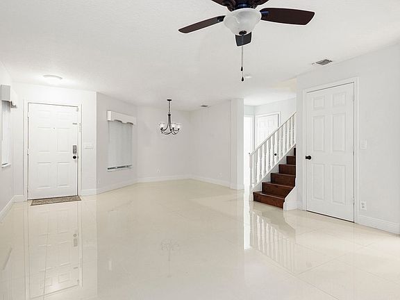 3rd image of 1037 Arezzo Cir