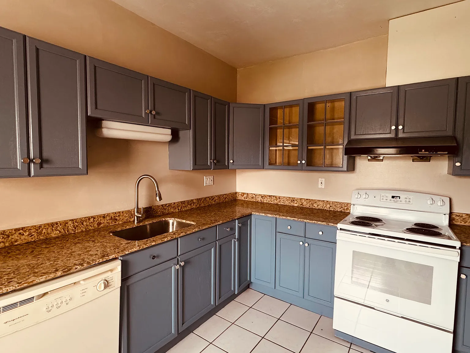 3 bed, 1500 sqft, $2,300 — Photo 2