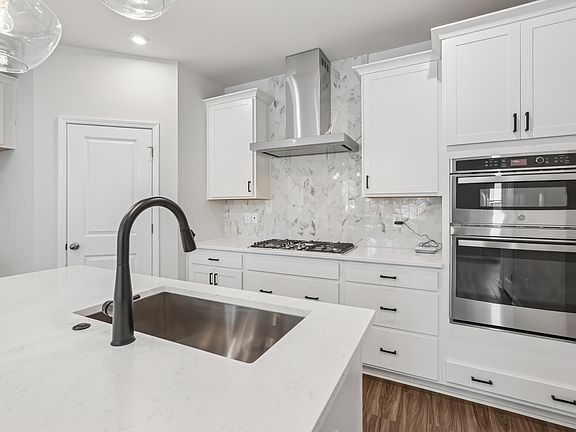 2nd image of 600 Callan View Ave