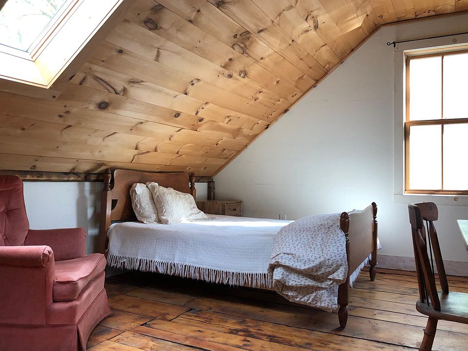 Alcove for bed. (Studio is unfurnished - furniture pictured is for ideas only.)
