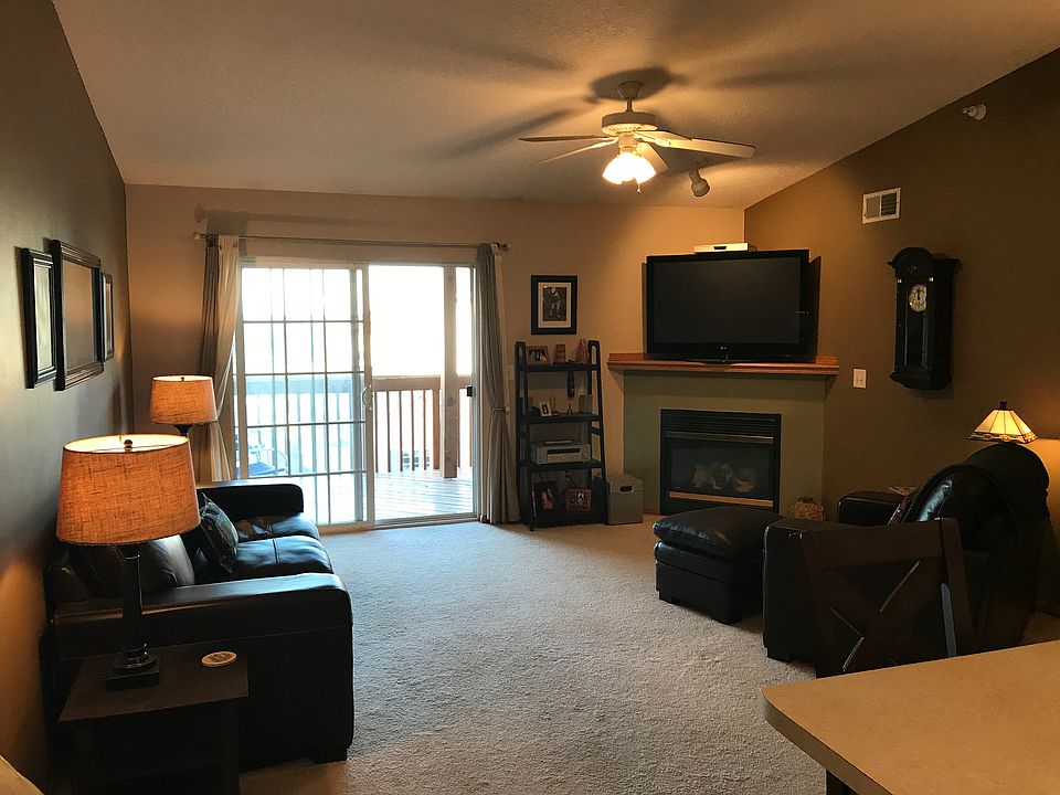Spacious living room 