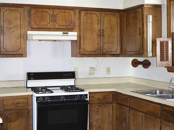 3rd image of 2221 Lauradale Dr