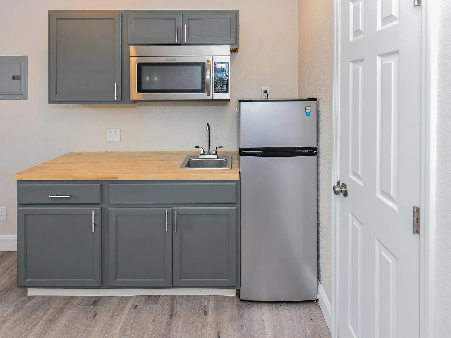 Studio, 1.0 bath, 200 sqft, $1,300 — Photo 3