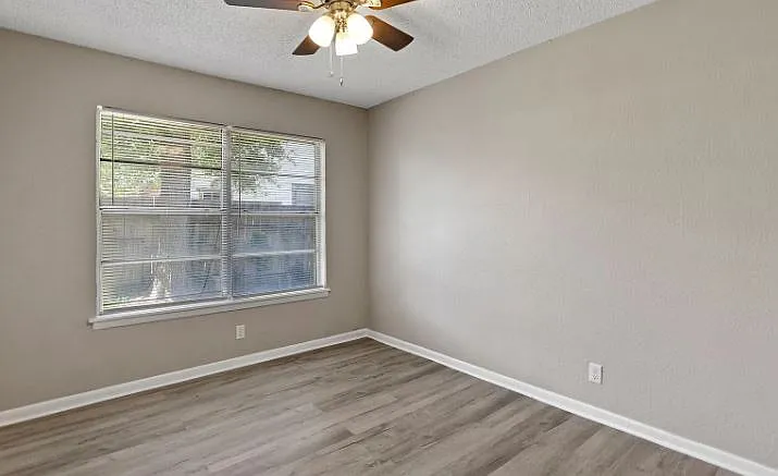 315 S Loving Ave — Photo 9