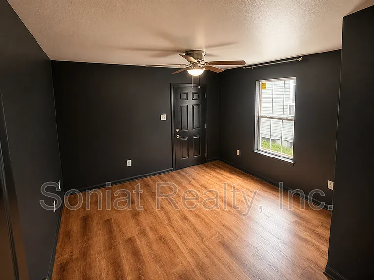 1461 N Robertson St — Photo 11