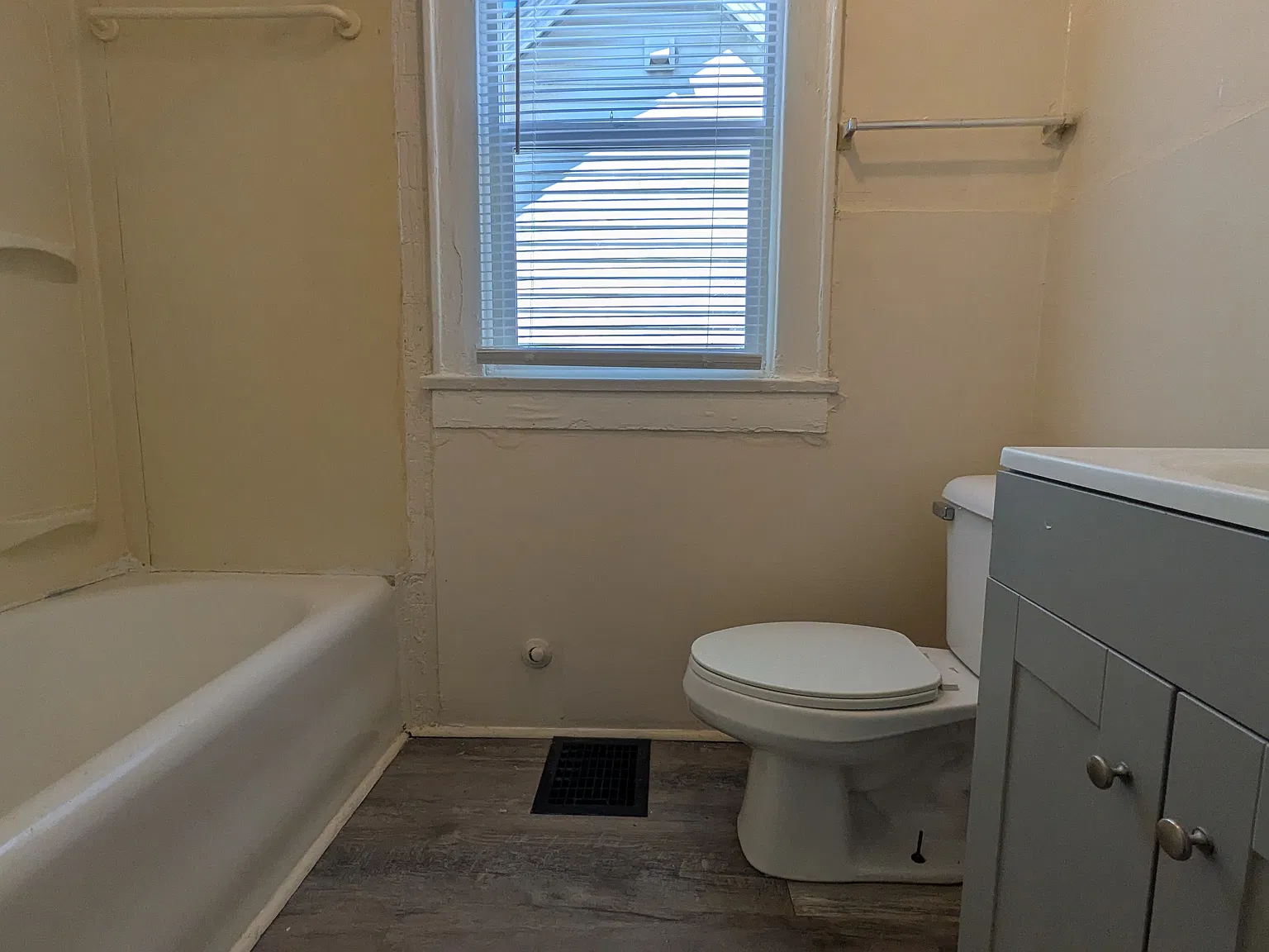 3 bed, 1008 sqft, $1,300 — Photo 3