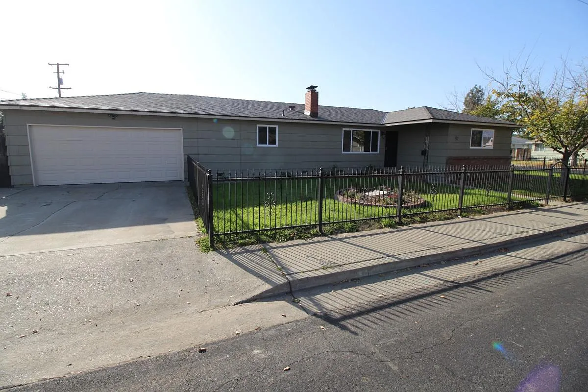112 8th St photo 1