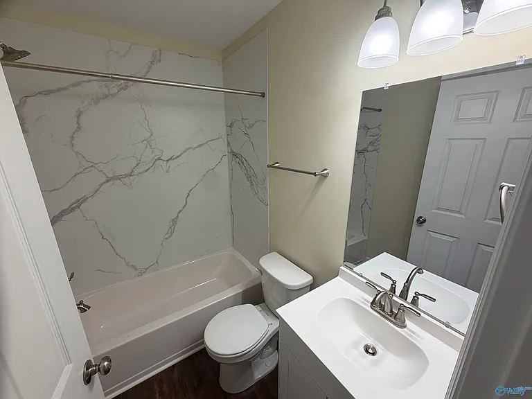 821 Moulton St E — Photo 12