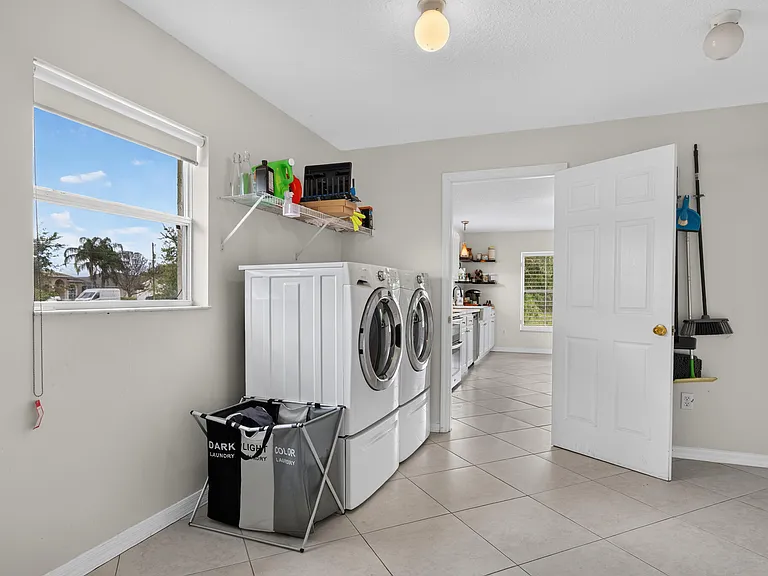 5758 NW Benbow Ct — Photo 12