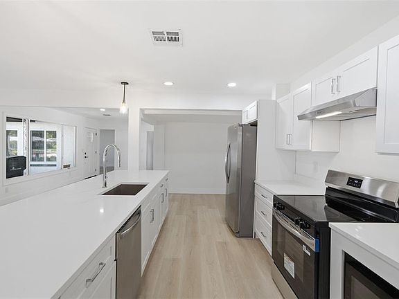 4th image of 2317 Grove St