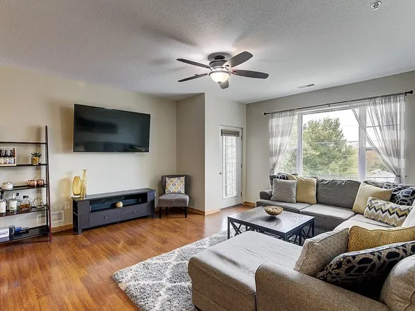 10900 W Bluemound Rd APT 215, Wauwatosa, WI 53226