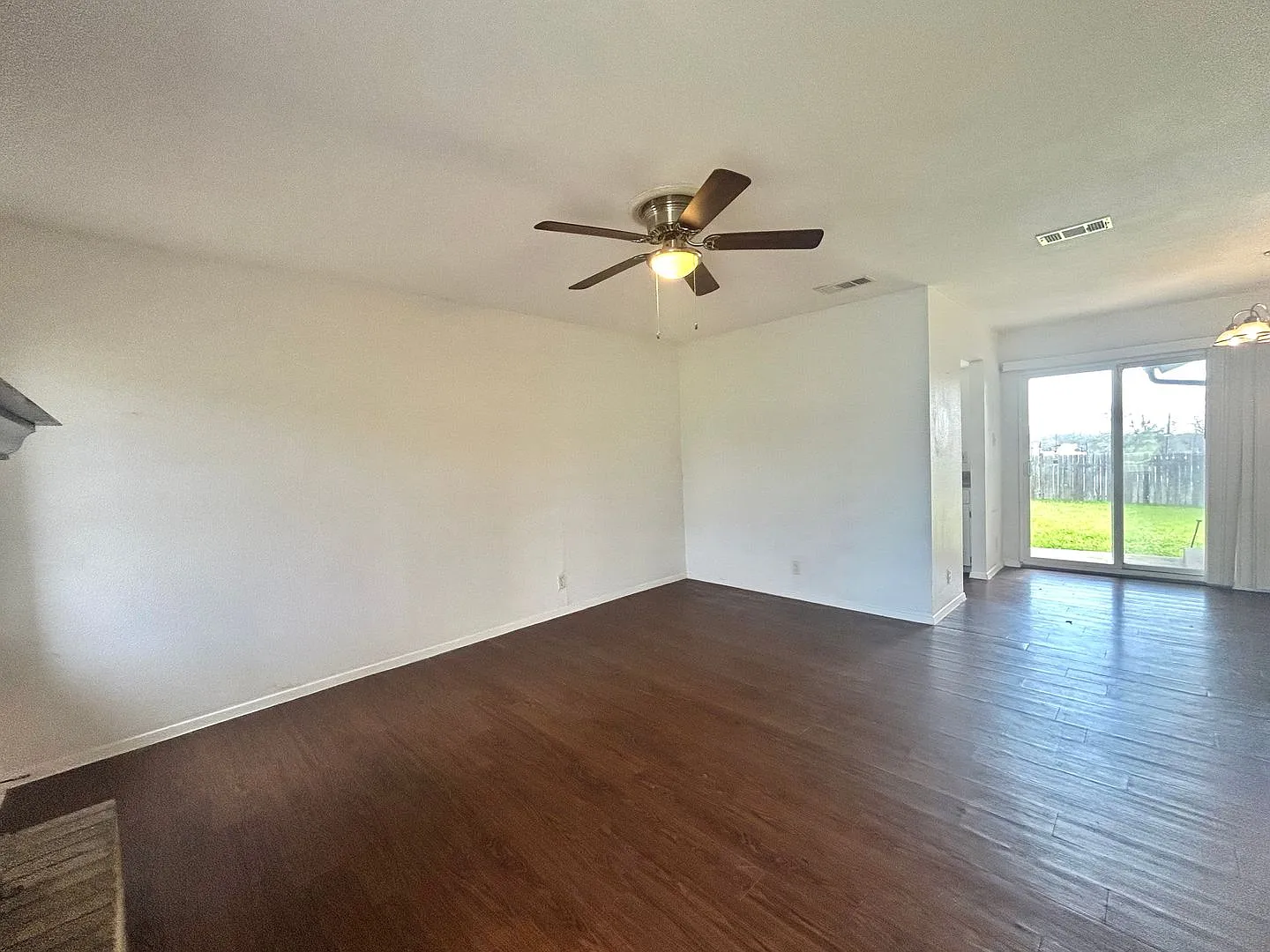 3BR/2BA No Carpet Large Fenced Backyard! — Photo 4