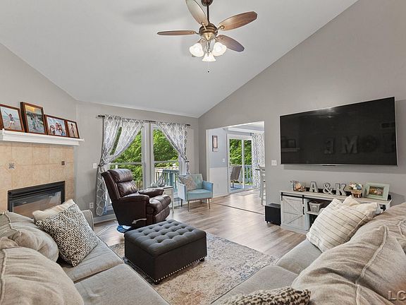 4th image of 9472 Walnut Dr
