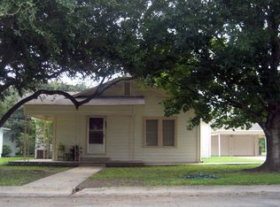 216 N Mulberry Ave, Luling, TX 78648