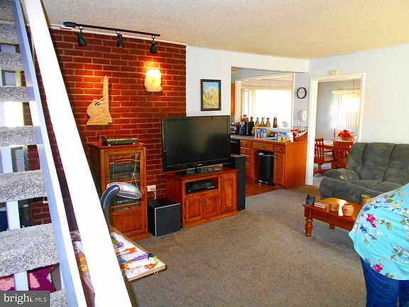 5th image of 211 Appletree Dr