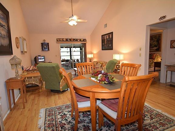 3rd image of 925 NE Sandalwood Pl