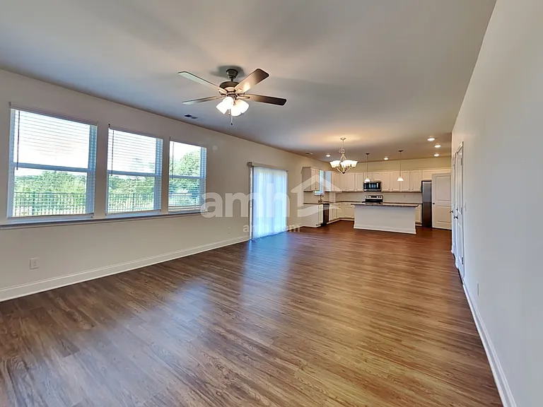 1079 Ashlyn Ct — Photo 7
