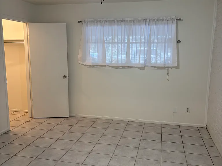 215 W Mistletoe Ave #A — Photo 8
