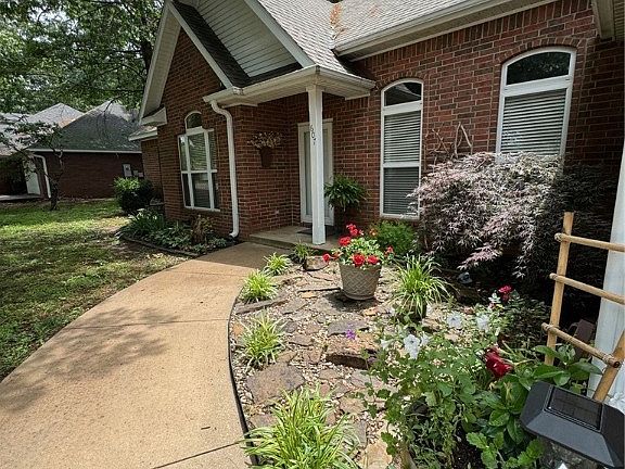 4th image of 607 Shady Acres Ln