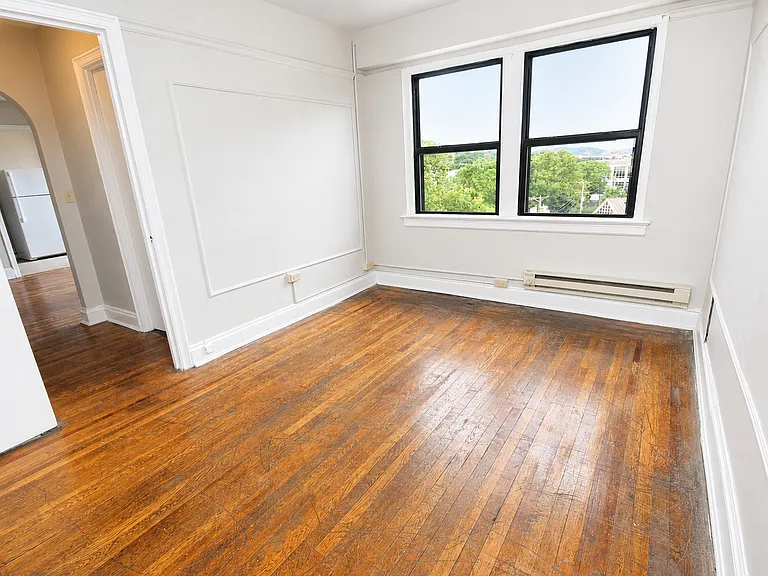 Hardwood 1-Bed (Unit 6A)