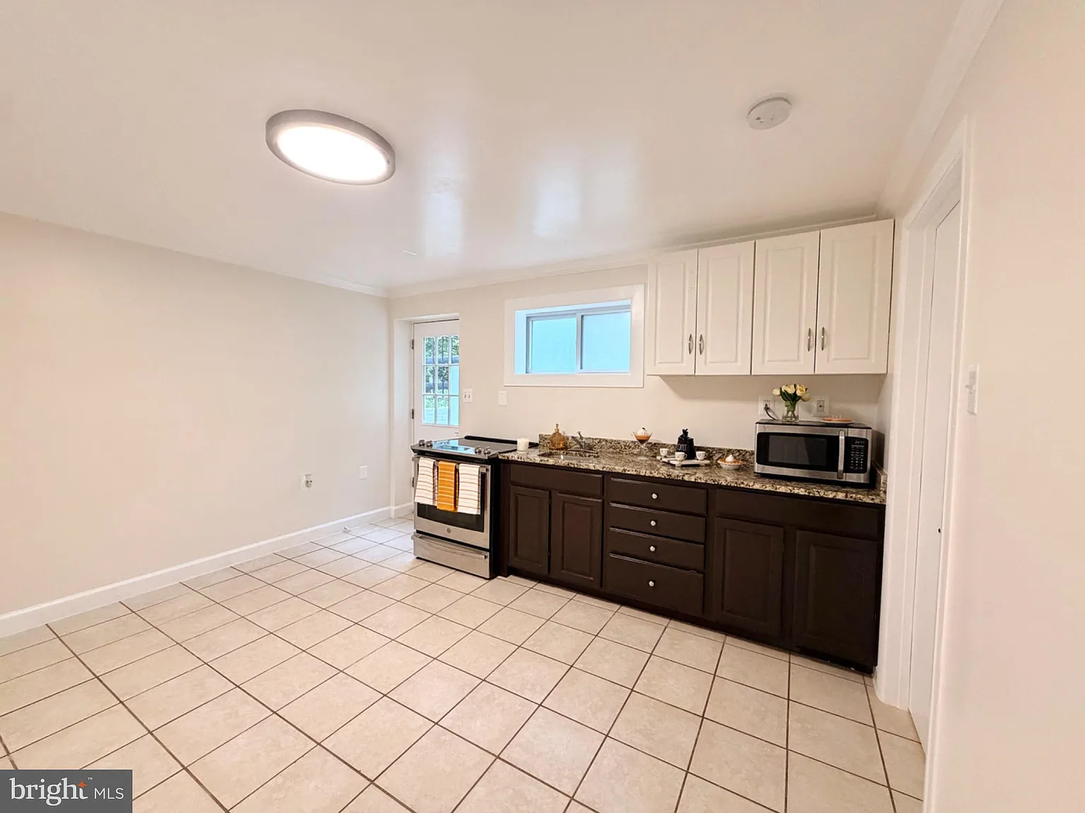 1 bed, 1.0 bath, 2352 sqft, $2,000 — Photo 2