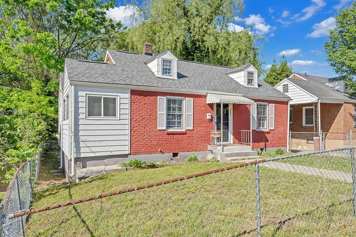 1060 Hunt Ave NW — Photo 3