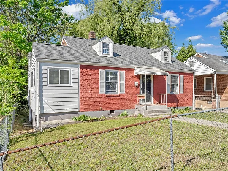 1060 Hunt Ave NW — Photo 3