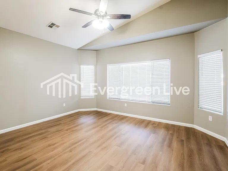 6026 N 68th Dr — Photo 8