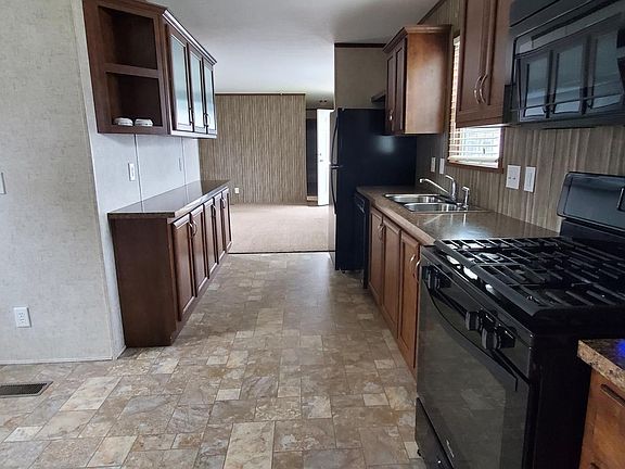 3rd image of 189 Lakeshore Cir