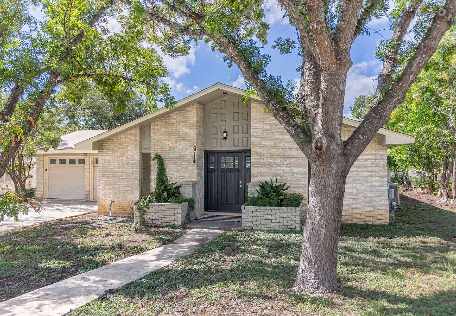 3 bed, 2.0 bath, 1414 sqft, $1,800 — Photo 2