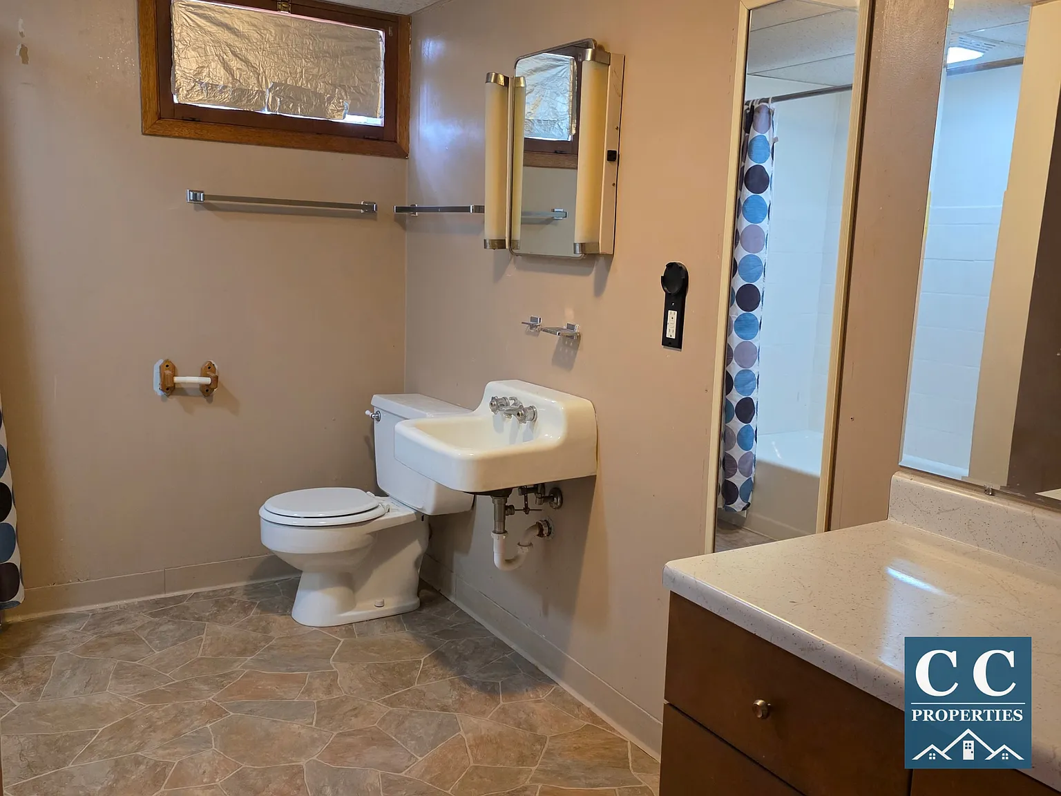 3 bed, $1,300 — Photo 4
