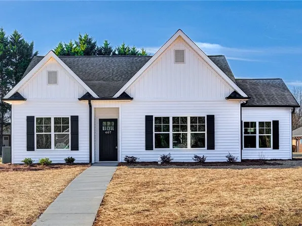 607 Crescent View Dr, Yadkinville, NC 27055