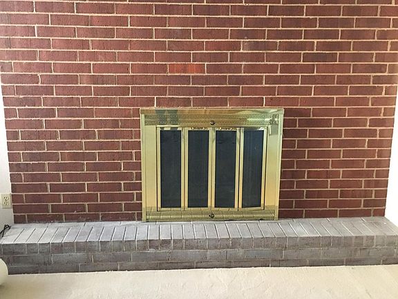 F/P---New plush carpet throughtout