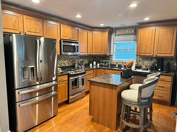 5th image of 148 W Earleigh Heights Rd