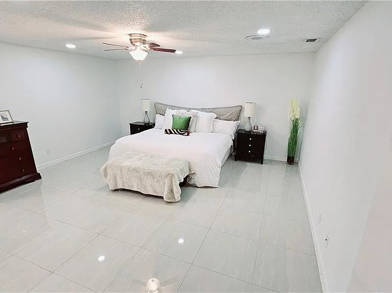 705 Kerry Ln — Photo 9