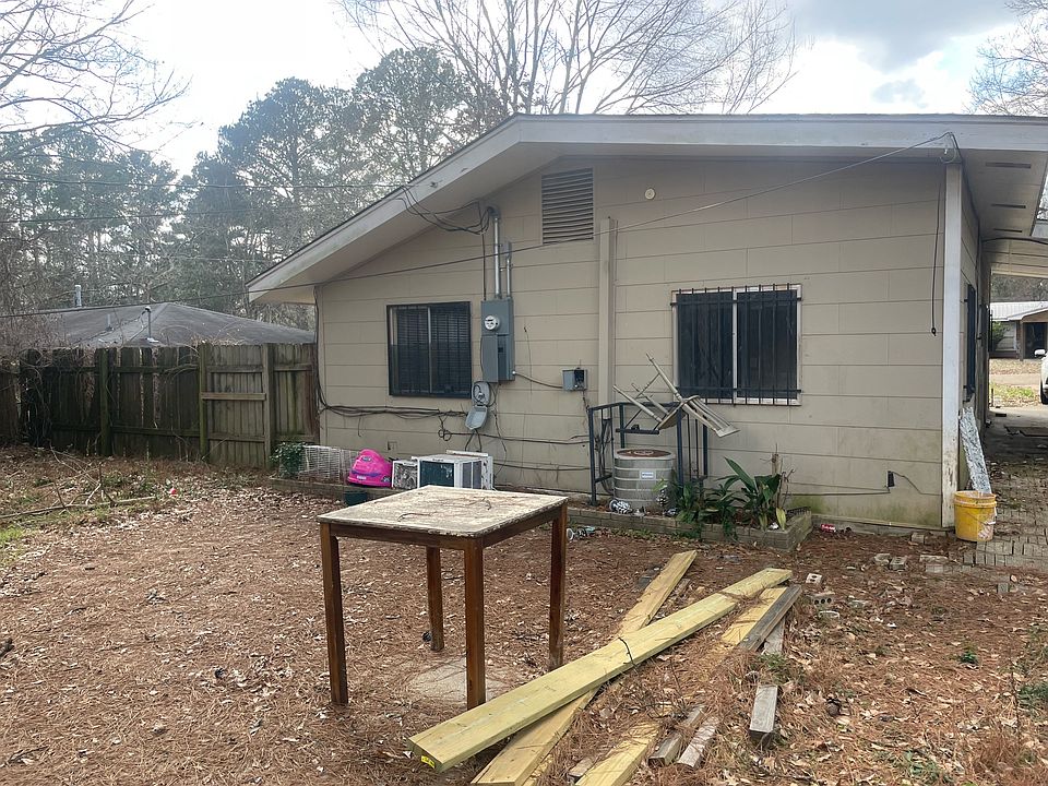 2nd image of 338 Queen Catherine Ln