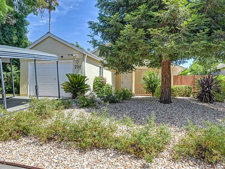 720 Donovan Ct — Photo 1