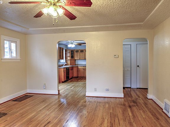 4th image of 900 E 35th St