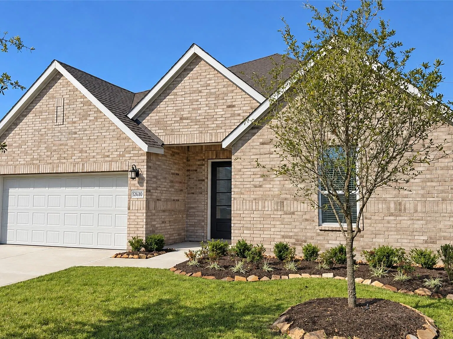 4 bed, 3.0 bath, 2743 sqft, $3,000 — Photo 2