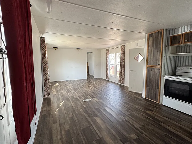 514 W E St — Photo 3