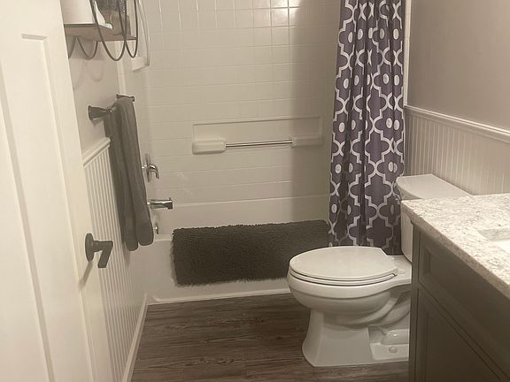 Upper level private full bath for the Upper Level bedroom.