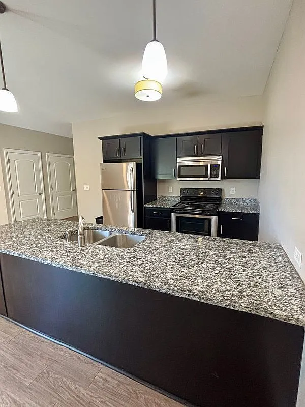 1 bed, 1.5 bath, 960 sqft, $1,654 — Photo 2
