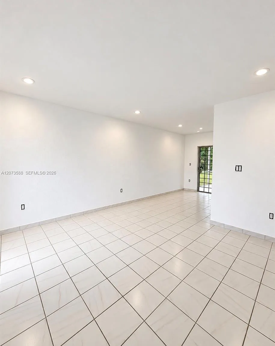 Miami Gardens Manor Sec 5 — Photo 1