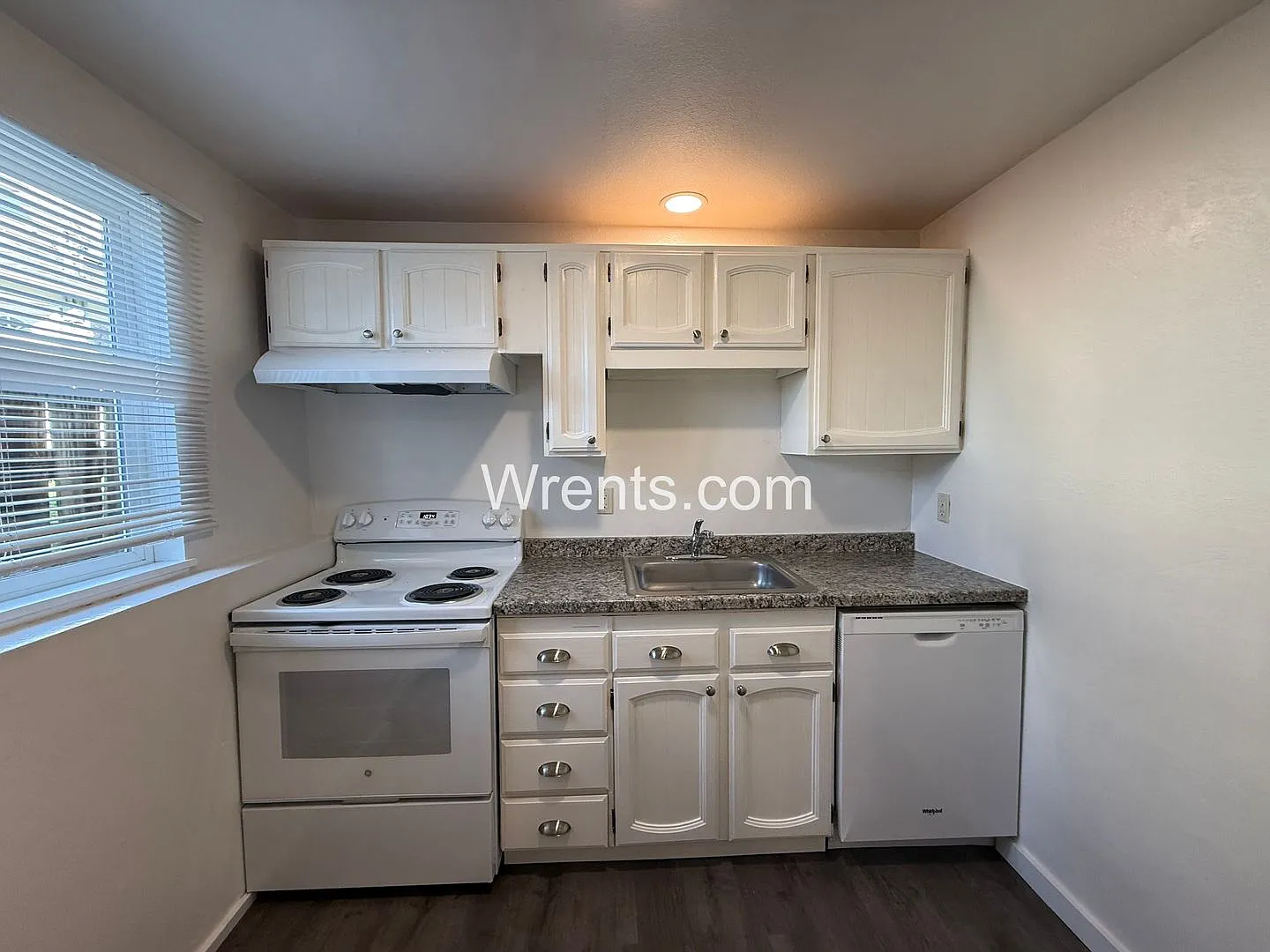 2 Bed/1 Bath Move in Special 1 Month Fee Rent - Charming & Convenient Living Near Gonzaga University — Photo 3