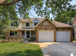 1102 Magnolia Cir, Papillion, NE 68046