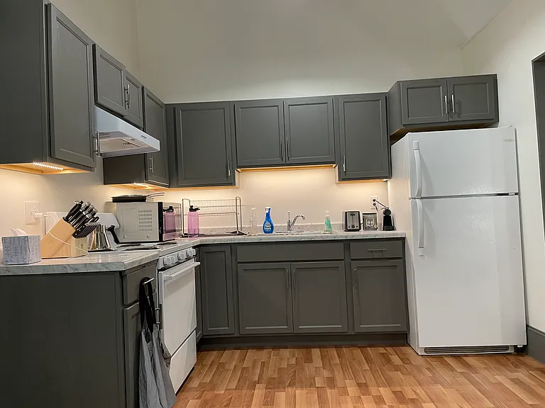 400 Main St E #6 — Photo 4