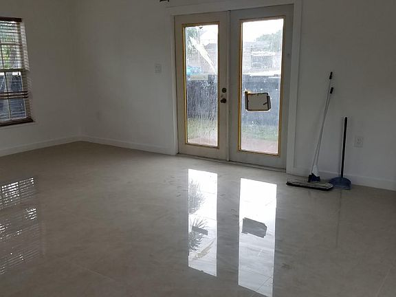3rd image of 300 SW 16th St APT 5