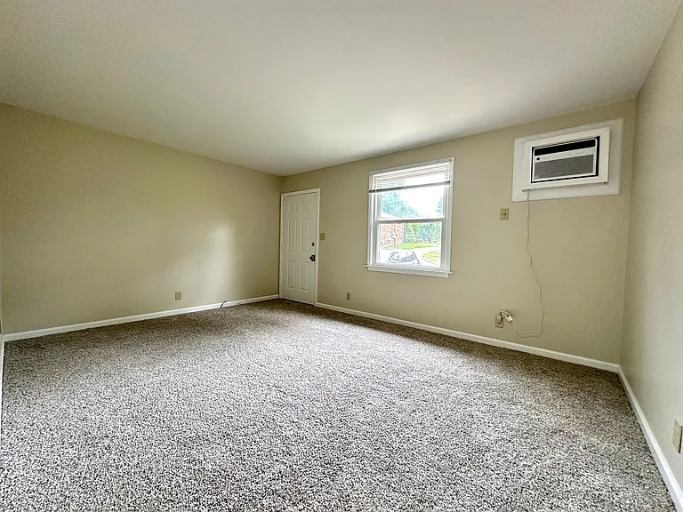1906 Batts Ln — Photo 4